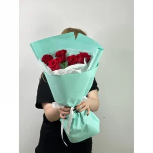 Прекрасный букет из 5 красных роз